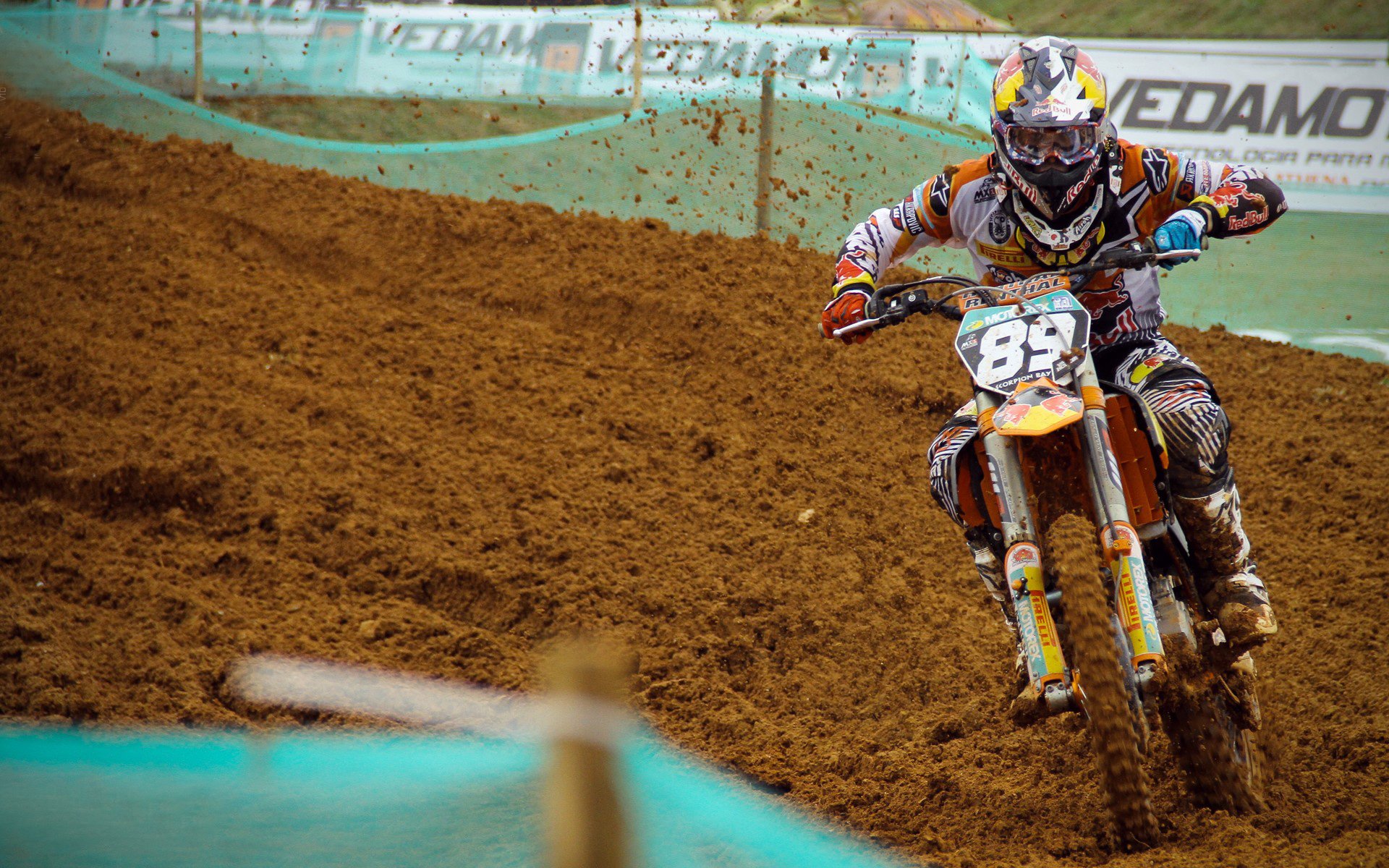 9.2秒！迈凯伦极限翻盘夜，哈斯在暴雨中听到F1最残酷的秒表声